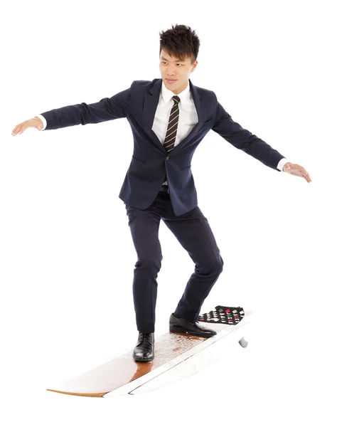 Zakenman praktijk surfen pose met pak — Stockfoto
