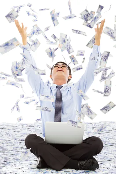 Homem de negócios feliz levantar as mãos para pegar dinheiro — Fotografia de Stock