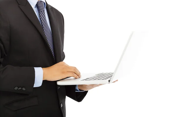 Close up de homem de negócios usando laptop na mão — Fotografia de Stock