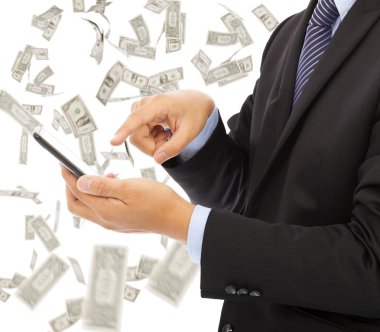 iş adamı para yağmur arka plan ile akıllı telefon dokunmak