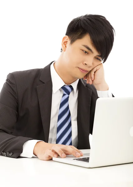 Młody biznes człowiek czuć się zmęczony i zły na laptopa Zdjęcia Stockowe bez tantiem