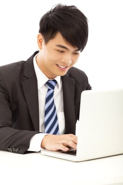 mutlu genç iş adamı kullanarak dizüstü bilgisayar 