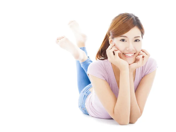 Lächelnde junge Frau auf dem Boden liegend — Stockfoto