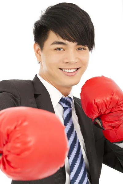 Jeune homme d'affaires souriant avec des gants de boxe — Photo