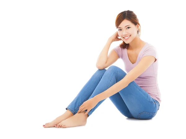 Attraktive schöne junge Frau sitzt auf dem Boden — Stockfoto