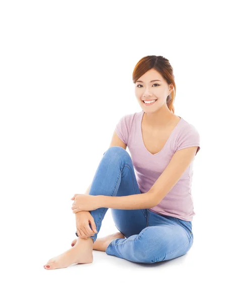 Sonriente hermosa joven sentada en el suelo — Foto de Stock