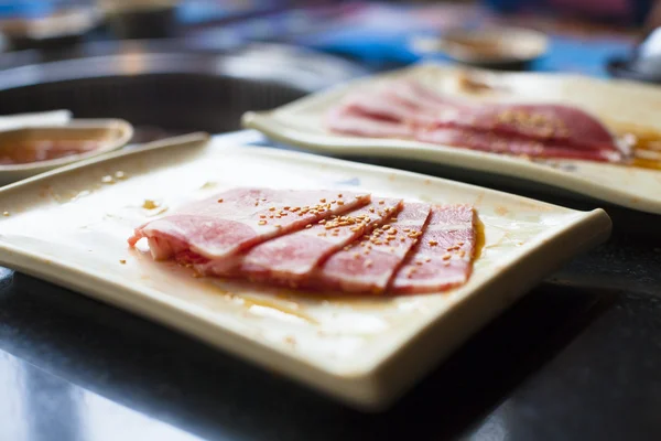 Primo piano di carne cruda su un piatto — Foto Stock