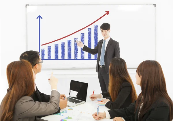 Geschäftsmann hält Vortrag auf Whiteboard — Stockfoto