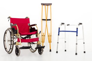 Tekerlekli sandalye, koltuk değneği ve hareketle yardımları. beyaz izole