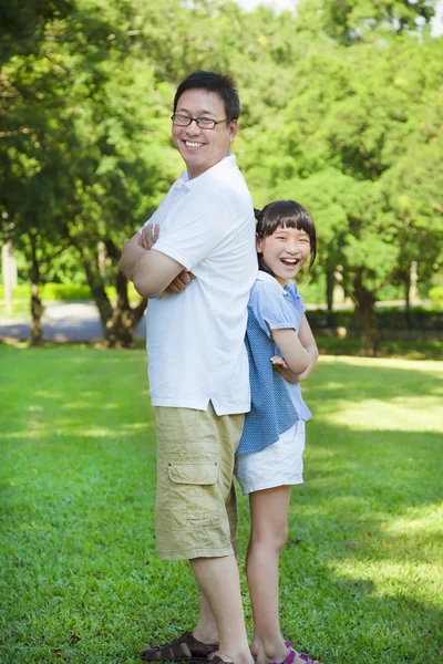 Père et fille debout dos à dos — Photo