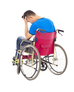Depresyonda ve özürlü adam tekerlekli sandalye üzerinde oturan 