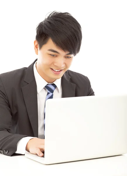 Closeup χαρούμενος νεαρός επιχειρηματίας χρησιμοποιώντας ένα φορητό υπολογιστή — Φωτογραφία Αρχείου