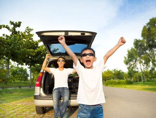 Glada barn och far höja armarna med sin bil — Stockfoto