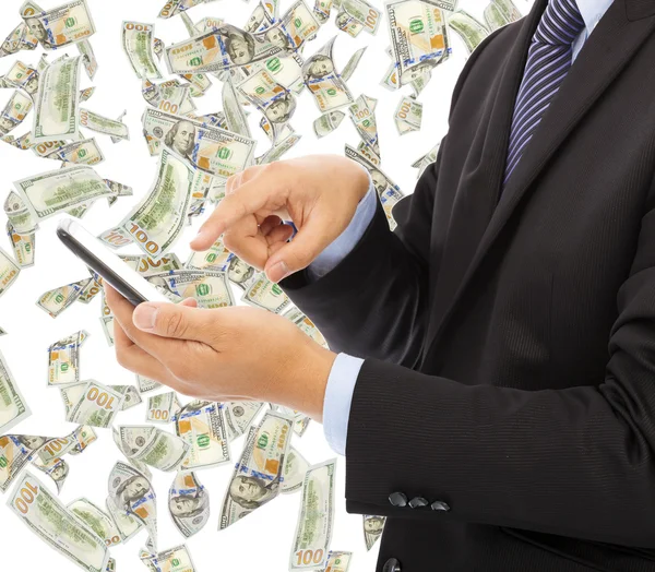 Бизнесмен трогает смартфон денежным дождем — стоковое фото