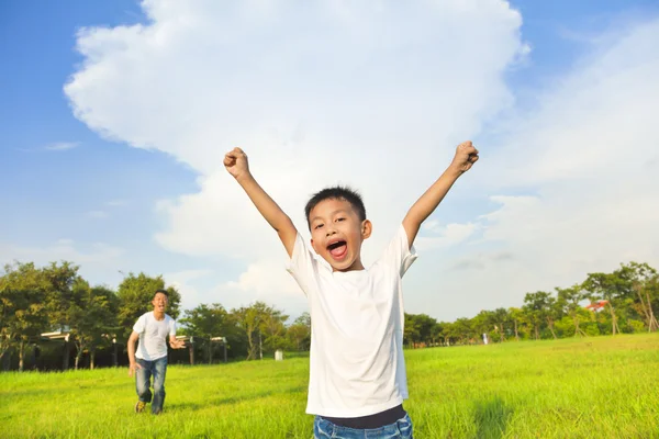 Feliz pai e filho brincando no prado — Fotografia de Stock