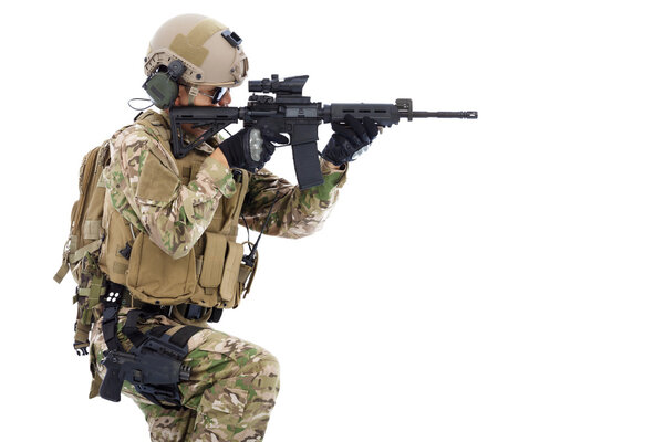 Солдат держит винтовку или снайпера и готов к выстрелу
