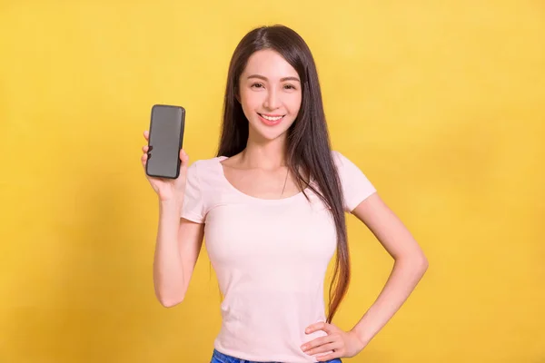 Krásná Mladá Žena Ukazuje Prázdnou Obrazovku Mobilního Telefonu — Stock fotografie