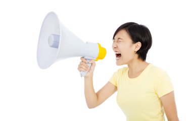 megaphone.isolated beyaz arka plan üzerinde tutan genç kadın
