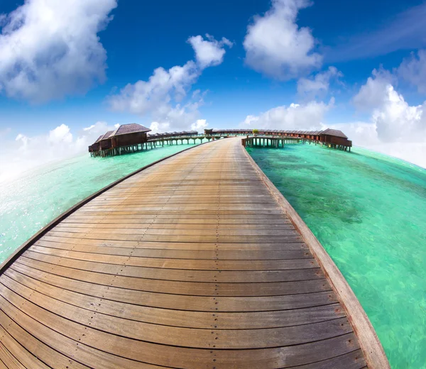 Bela praia de maldivas e villa de água com lente olho de peixe — Fotografia de Stock