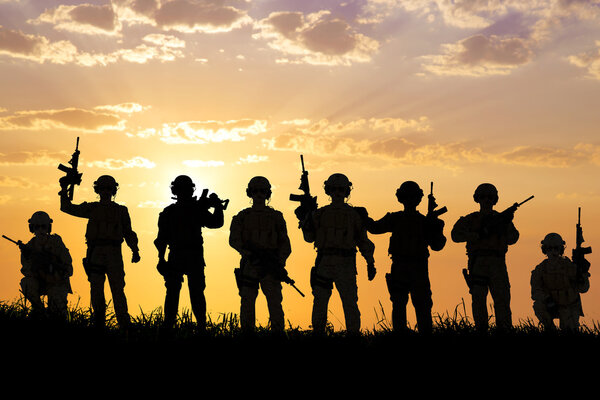 Силуэт солдатской команды на фоне восхода солнца
 