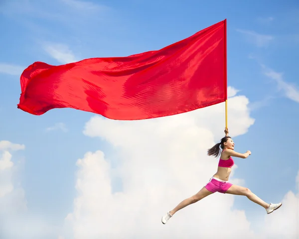 Hermosa hembra asiática saltando con gran bandera roja —  Fotos de Stock