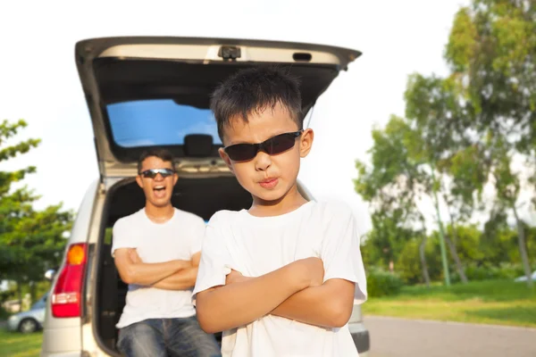 Cool chico y padre a través de los brazos con su coche — Foto de Stock