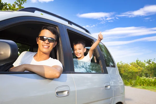 Happy little boy with father sitting in the car — Stock Photo, Image