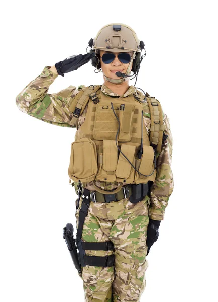 Soldat in Militäruniform salutiert vor weißem Hintergrund — Stockfoto