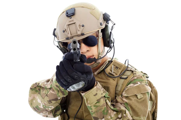 Close-up de soldado com uma arma isolada no fundo branco — Fotografia de Stock