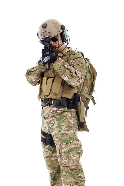 Солдат, целящийся из винтовки или снайпера, изолированный на белом — стоковое фото