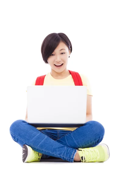 Sonriente joven estudiante sentada con un ordenador portátil —  Fotos de Stock