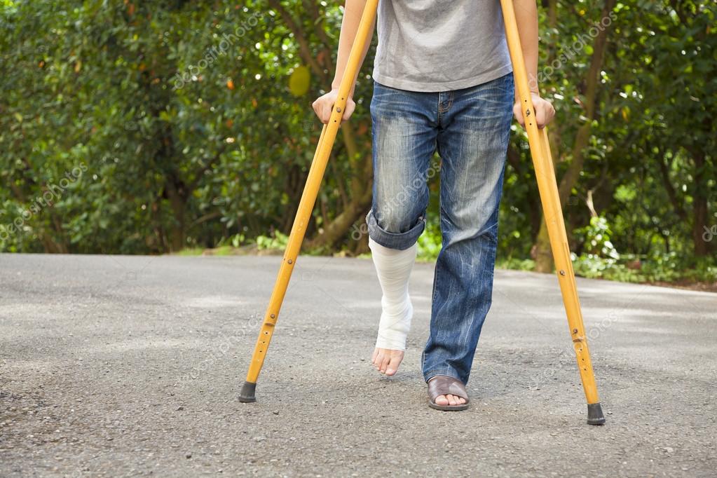 человек на костылях. хромает. хромает. хромает. хромает.