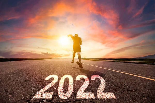 Hombre Corriendo Corriendo Carretera Con Concepto Año Nuevo 2022 —  Fotos de Stock