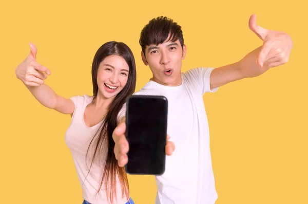 Feliz Casal Jovem Apontando Mostrando Tela Smartphone Branco — Fotografia de Stock