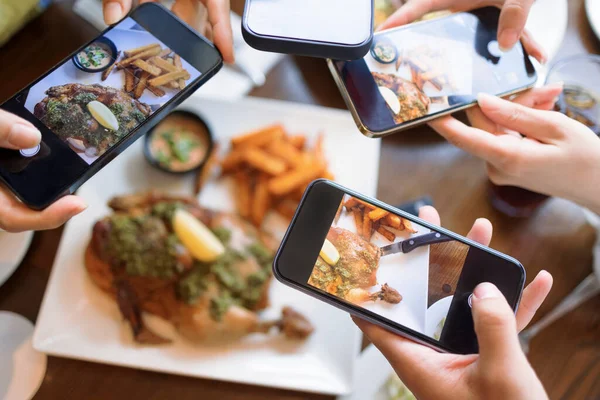 Bir Grup Arkadaş Yemekten Önce Akıllı Telefonla Fotoğraf Çekiyor Üstteki — Stok fotoğraf