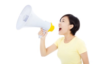 megaphone.isolated beyaz arka plan üzerinde tutan genç kadın