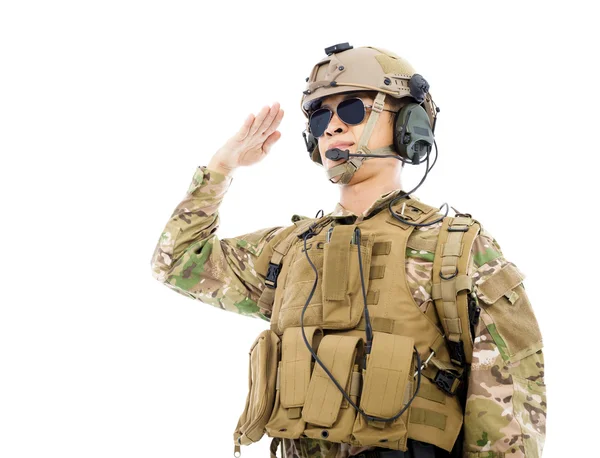 Katona felett fehér háttér előtt tisztelegve katonai egyenruhában — Stock Fotó