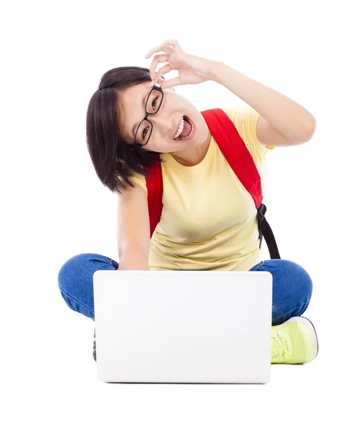 Menina estudante jovem feliz sentado no chão com um laptop — Fotografia de Stock