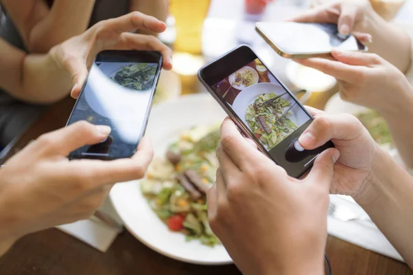 Nsanlar Yemekten Önce Akıllı Telefonlarıyla Fotoğraf Çekiyorlar Üstteki Görünüm — Stok fotoğraf