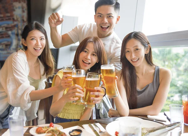 Young Friends Enjoying Food Drink Restaurant — Stock Photo, Image