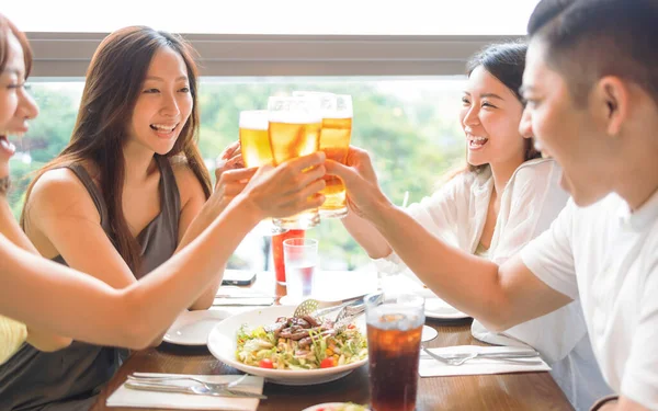 Happy Young Grupo Disfrutando Comida Bebida Restaurante —  Fotos de Stock