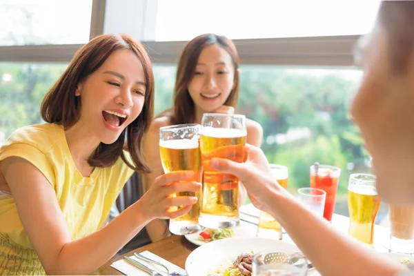 Ευτυχισμένοι Νέοι Φίλοι Απολαμβάνοντας Φαγητό Και Ποτό Στο Εστιατόριο — Φωτογραφία Αρχείου