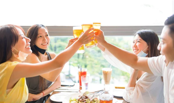 Ευτυχισμένοι Άνθρωποι Πίνοντας Μπύρα Στο Εστιατόριο Μάσκα Προσώπου Για Προστατεύονται — Φωτογραφία Αρχείου