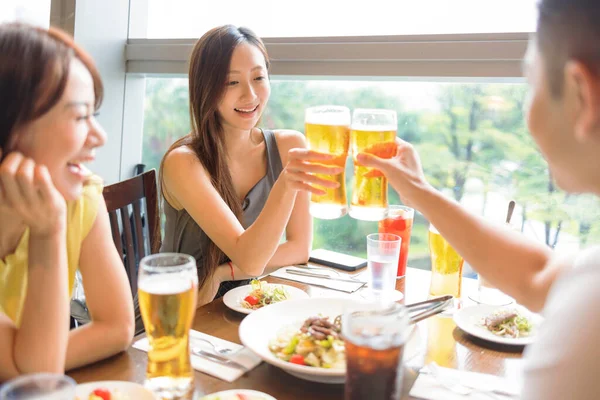 Ευτυχισμένοι Νέοι Φίλοι Απολαμβάνοντας Φαγητό Και Μπύρα Στο Εστιατόριο — Φωτογραφία Αρχείου