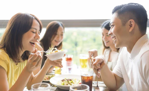 Happy Young Group Enjoying Food Drink Restaurant — Stock Photo, Image