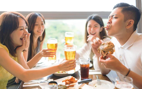 Happy Young Gruppo Godendo Cibo Bevande Nel Ristorante — Foto Stock