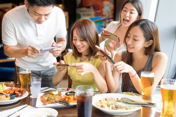 Jovens Felizes Tirando Fotos Com Telefone Inteligente Restaurante — Fotografia de Stock