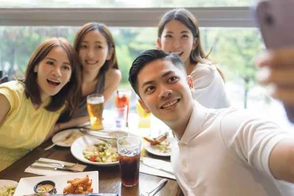 Jovens Felizes Sentados Restaurante Tomando Selfie — Fotografia de Stock