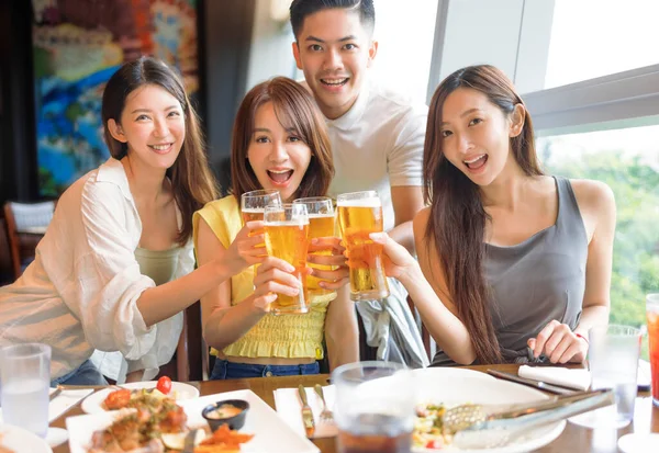 Jovens Amigos Felizes Desfrutando Comida Cerveja Restaurante — Fotografia de Stock