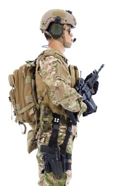  asker tüfeği veya beyaz zemin üzerine izole bir keskin nişancı,